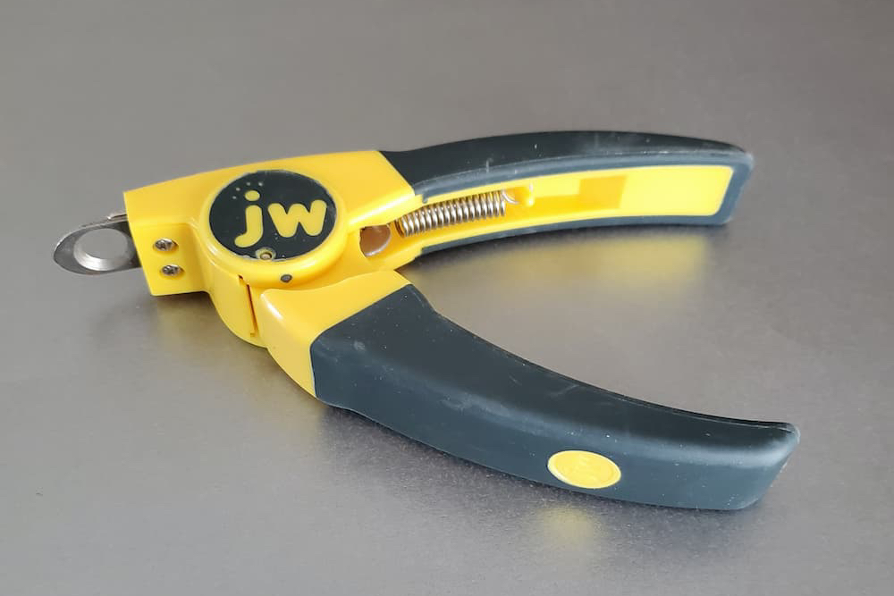 Guillotine dog nail clippers