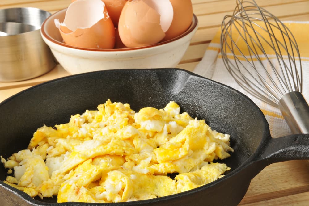 Scrambled eggs in a cast iron skillet - can cats eat eggs