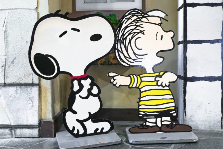 Snoopy cartoon dog