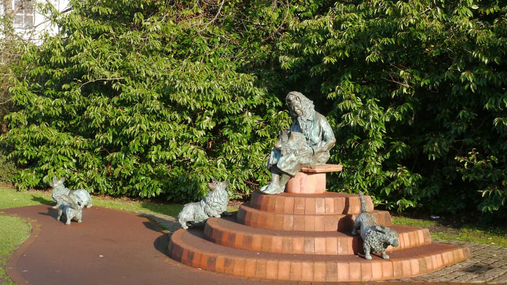 Statue of Queen Elizabeth and her dogs